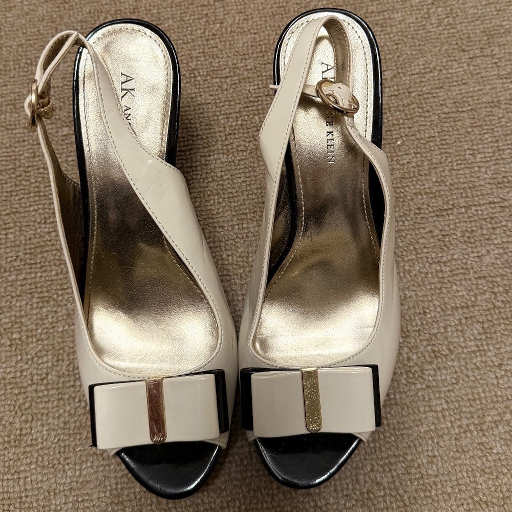 Size 8M - Anne Klein cream and black heels with decorative bow buckle